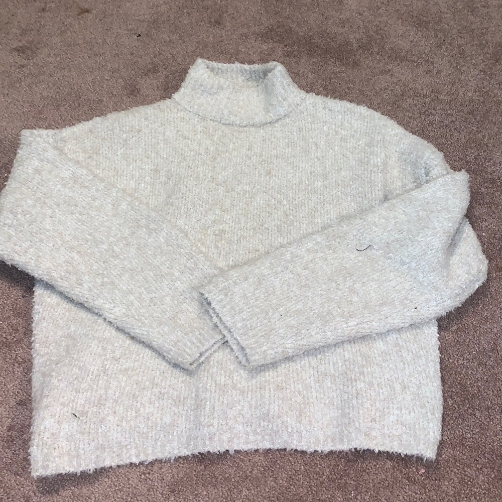 Universal threads turtle neck, size small, NWOT